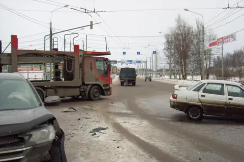 В Ярославле столкнулись иномарка и Жигули