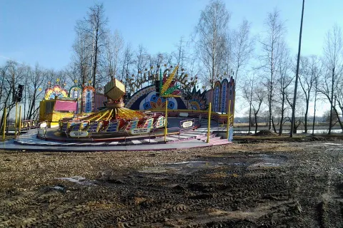 В Ярославле монтируют новые аттракционы. С фото