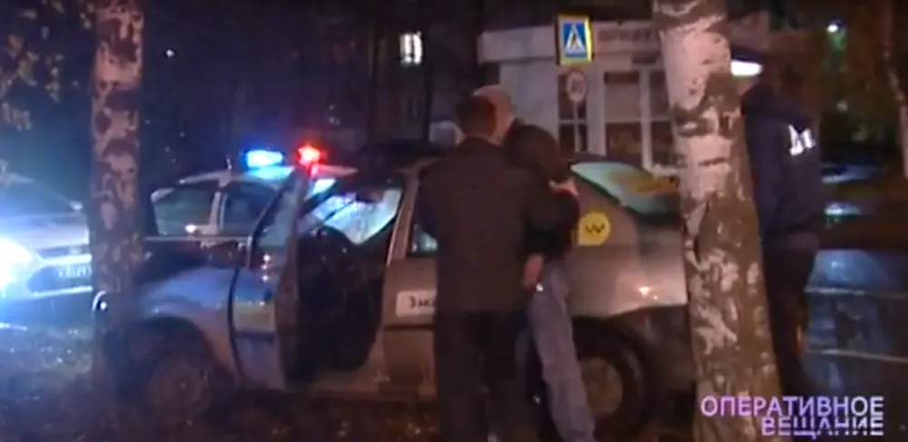 В Ярославле пьяный пенсионер на машине такси врезался в дерево