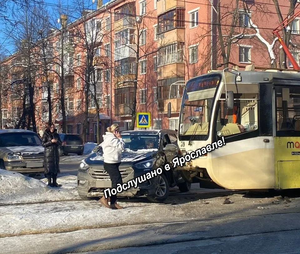 В центре Ярославля столкнулись трамвай и легковушка
