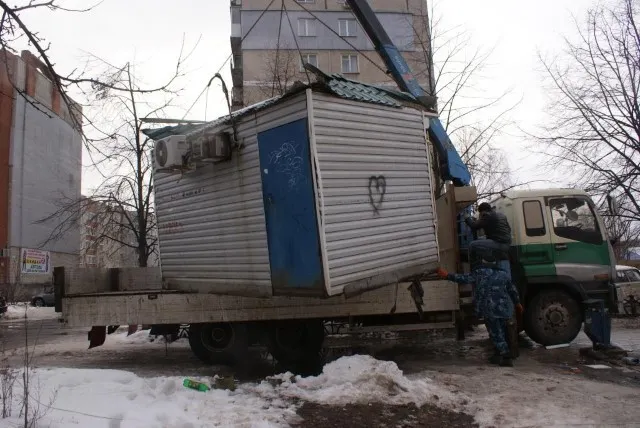 В Ярославле владелец ларька снес его сам по решению суда