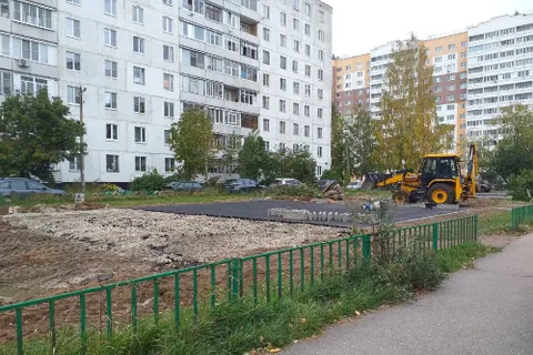 Ошиблись с местом: в Ярославле срезали асфальт на новой детской площадке