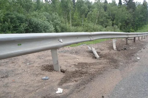 В Некрасовском районе лесовоз смял два легковых автомобиля