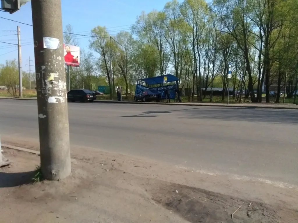 В Ярославле «восьмерка» врезалась в остановку