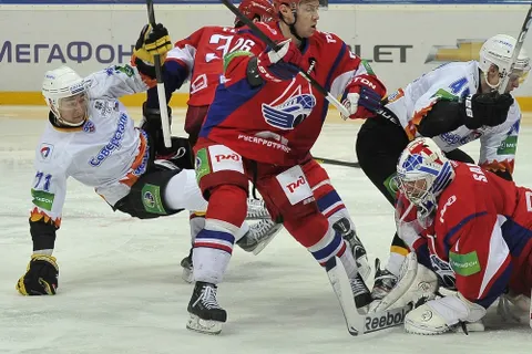 В первом матче плей-офф с череповецкой «Северсталью» ярославские хоккеисты повели в счете, но победу упустили. Фоторепортаж