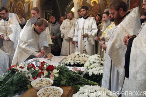 В Ярославле простились с семьей погибшего в ДТП священника