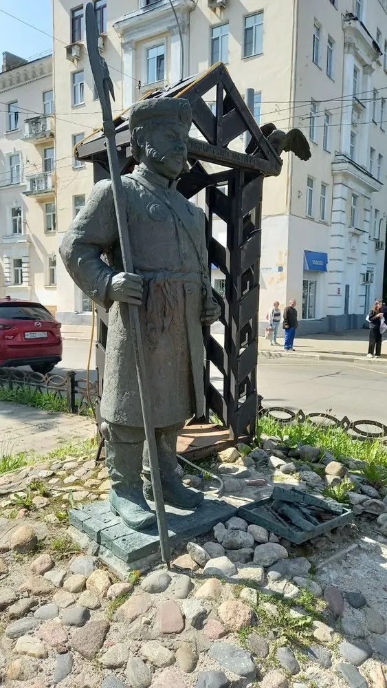 Автор скульптуры ярославского постового просит вернуть памятнику подсветку