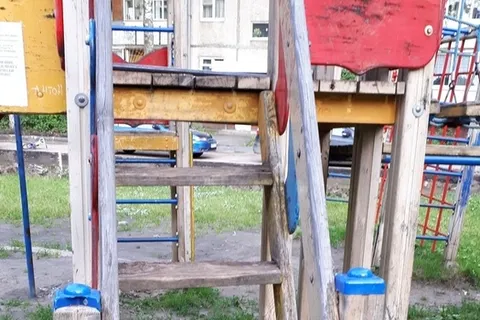 На детских площадках Ярославля появились предупреждающие объявления