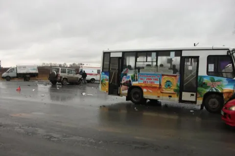 В Ярославле столкнулись пассажирский автобус и две машины