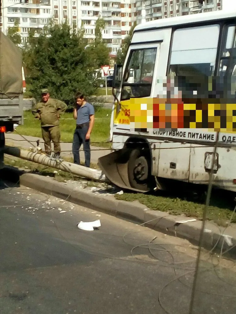 В Ярославле маршрутка на полном ходу врезалась в столб
