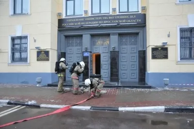 В здании УМВД России по Ярославской области прошли пожарно-тактические учения. С фото