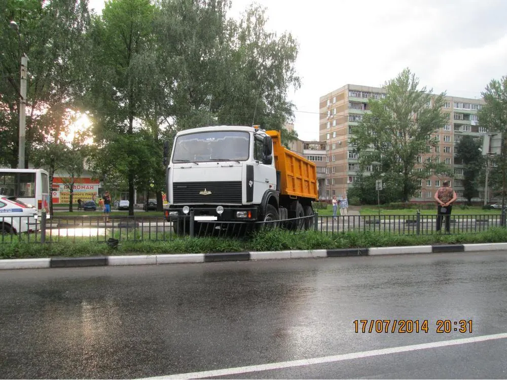 Жительница Ярославля попала под колеса грузовика при переходе улицы