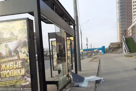В Ярославле вандалы разнесли автобусную остановку