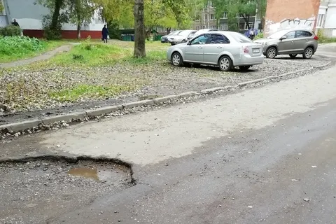 В Ярославле ямы на дорогах измеряют «огнетушителем Сашей»