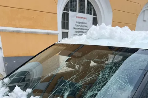 В центре Ярославля четыре машины повредило сошедшей снежной лавиной