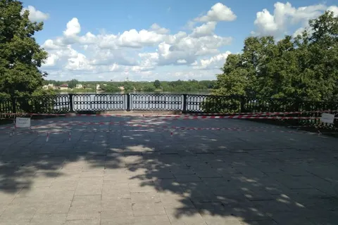 Смотровую площадку на Волжской набережной в Ярославле закрыли для посещения