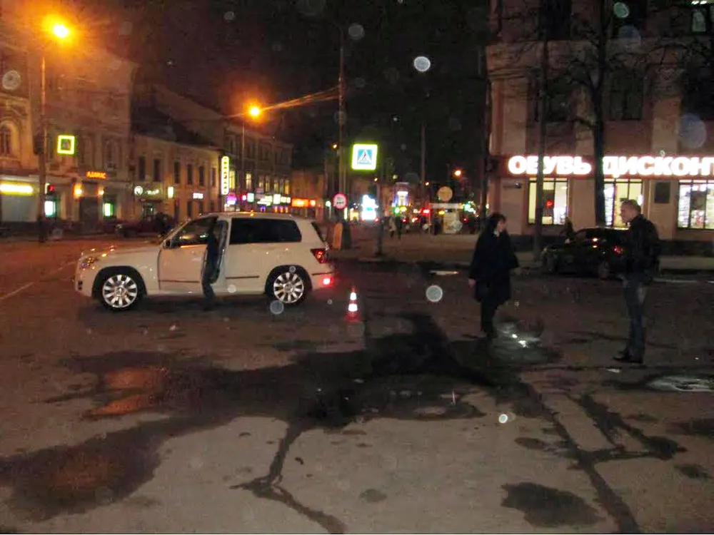 На площади Волкова в Ярославле женщина-водитель сбила женщину-пешехода