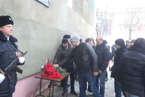 В Ярославле установили мемориальную доску полицейскому, убитому диджеем