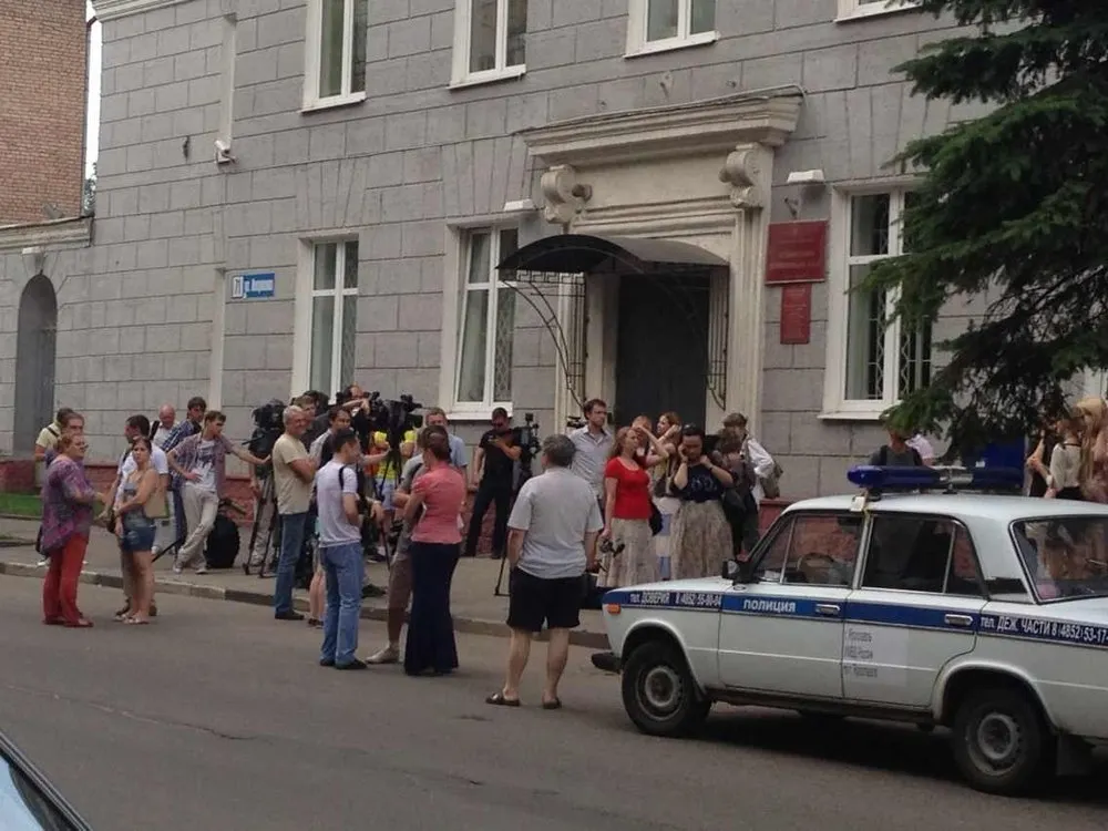 В Ленинский суд Ярославля только  доставлен заместитель мэра Дмитрий Донсков  