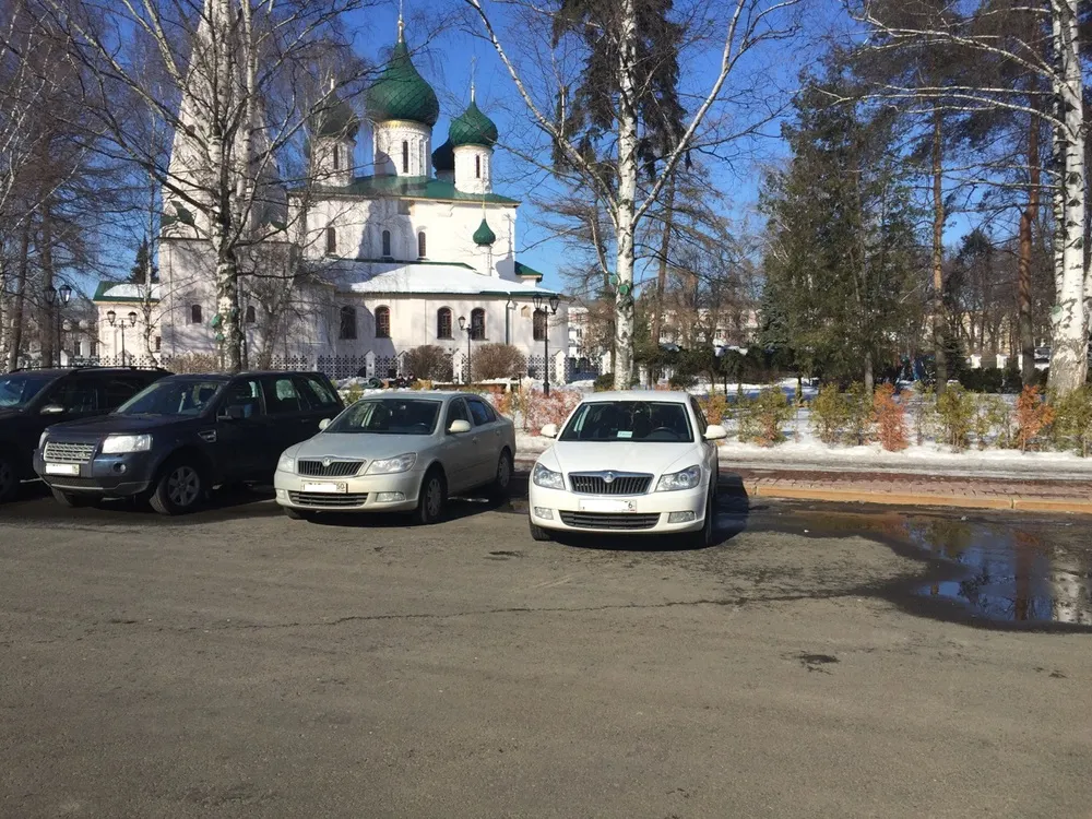 В Ярославле под окнами губернатора устроили парковку