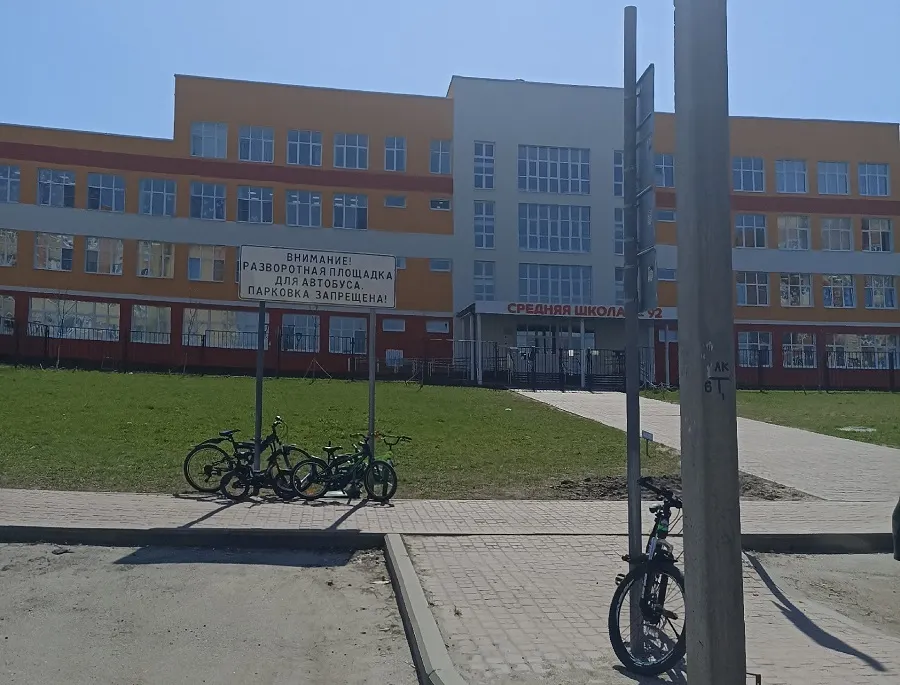 Ярославцы возмущены отсутствием велопарковки у новой школы