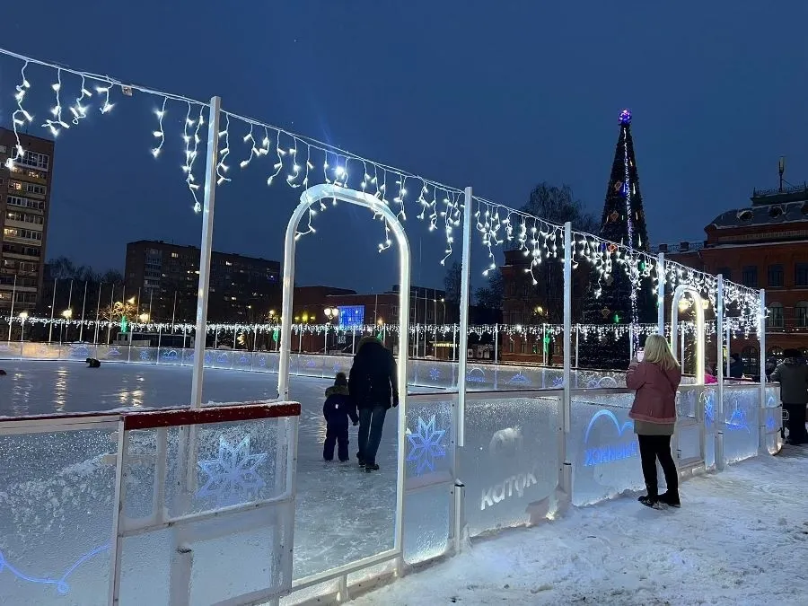 В Рыбинске открыли каток на площади Дерунова