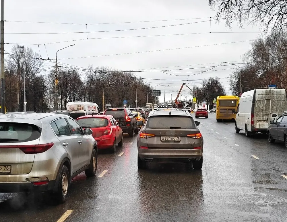 Ярославль встал в предновогодние пробки