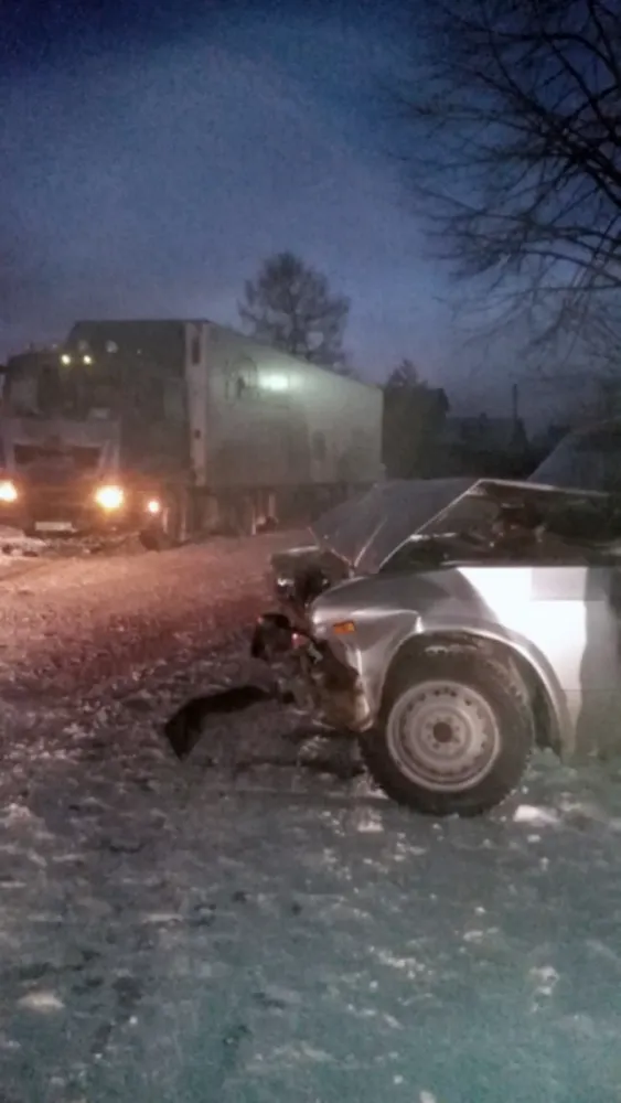 Под Рыбинском грузовик смял легковушку