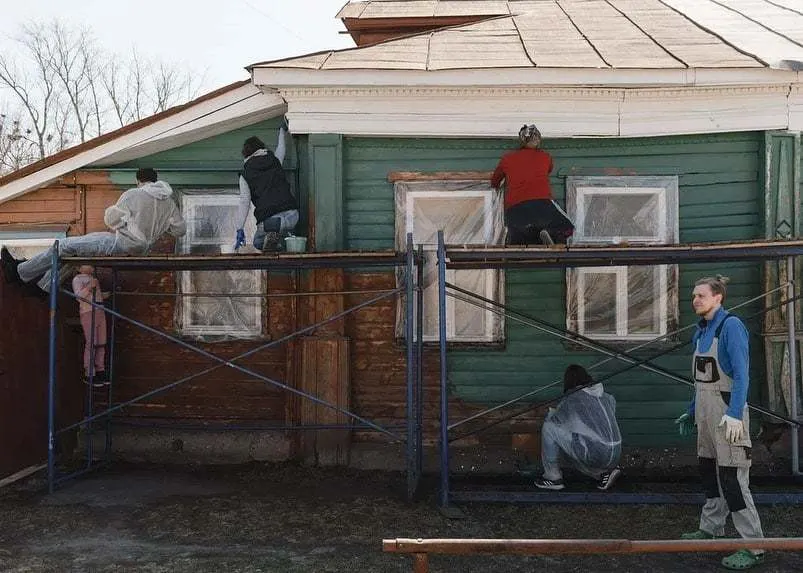 В Переславле волонтеры красят фасады домов
