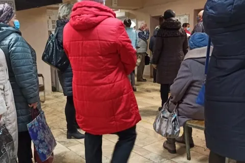 В Ярославской области в поликлиниках выстраиваются огромные очереди