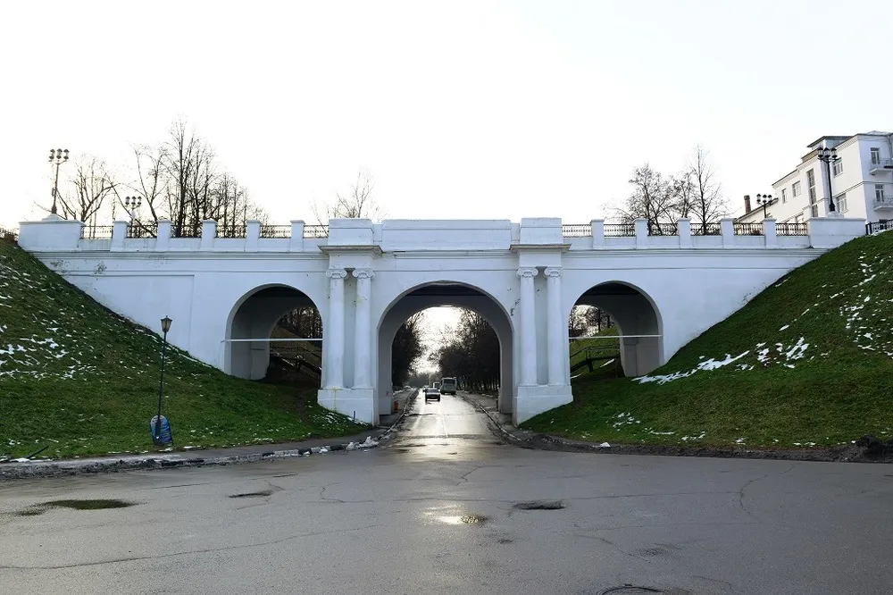 Мэрия Ярославля заплатит владельцу «Мерседеса» за упавшую с моста штукатурку