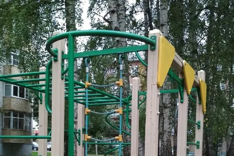 В Ярославле жители сами отремонтировали детский городок