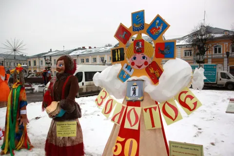 В сквере на улице Андропова в Ярославле устанавливают масленичных кукол