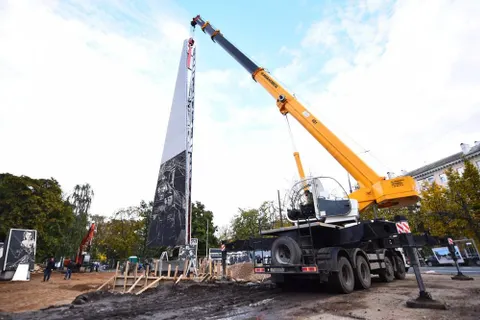 В Ярославле установили основную конструкцию стелы «Город трудовой доблести»