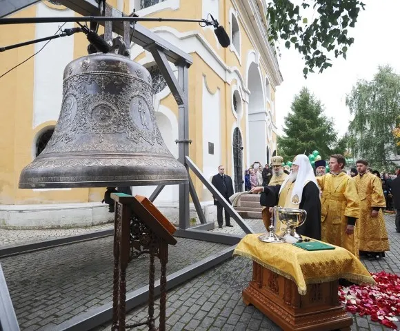 В Ярославской области освятили 1000-пудовый колокол для Новоспасского монастыря