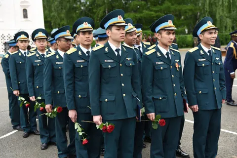 Более ста выпускников торжественно отметили окончание Ярославского училища ПВО