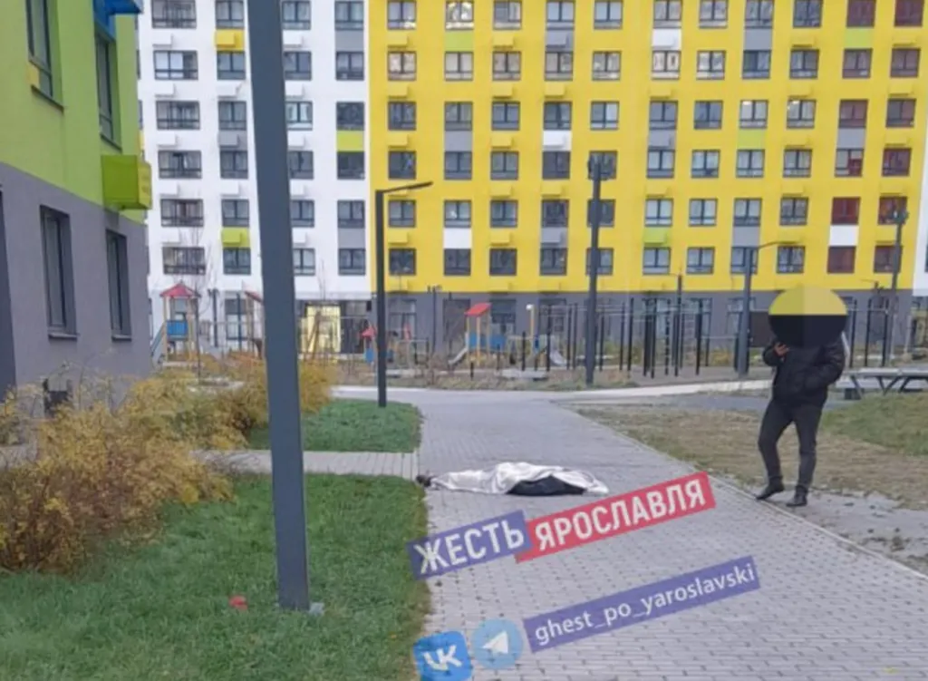 Мужчина упал с семнадцатиэтажки в Ярославле