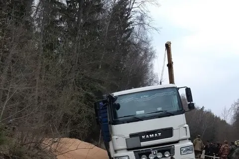 В Ярославской области перевернулась фура с пшеницей