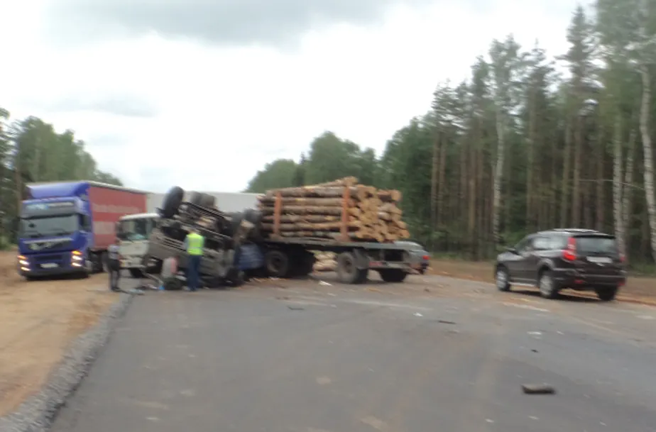 В Некрасовском районе лесовоз смял два легковых автомобиля