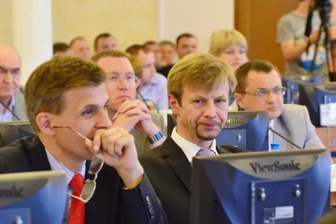 Заместители мэра Ярославля пришли на заседание муниципалитета в красивых костюмах и красивых галстуках. Фото