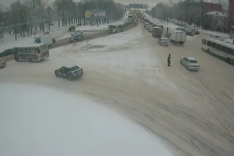 На Октябрьском мосту в Ярославле огромная пробка