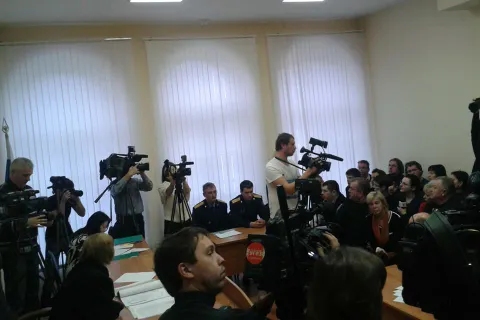 Известные горожане c транспарантами пришли поддержать мэра Рыбинска Ярославской области. С фото