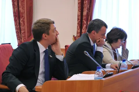 Депутат Ярославской областной Думы Владимир Тихомиров строительство бани в Борисоглебском районе почему-то увязал с борьбой с алкоголем. Фото с заседания Думы