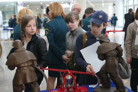 Пожарные вручили медаль губернатору Ярославской области (с фото)