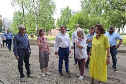 Исполняющий обязанности мэра Ярославля проверил благоустройство дворовых территорий