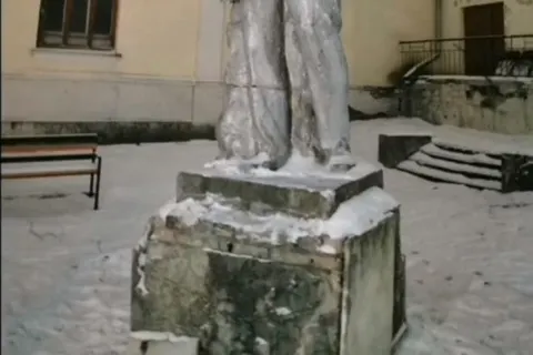 В Ярославской области полиция помогла депутату раздеть Ленина