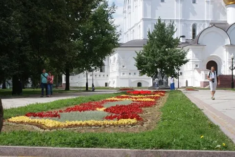 В Ярославле завершили работу по цветочному оформлению города