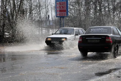 Талые воды заливают Резинотехнику Ярославля. Фоторепортаж