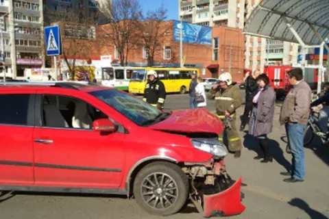 В Рыбинске при ДТП автомобиль вылетел на тротуар