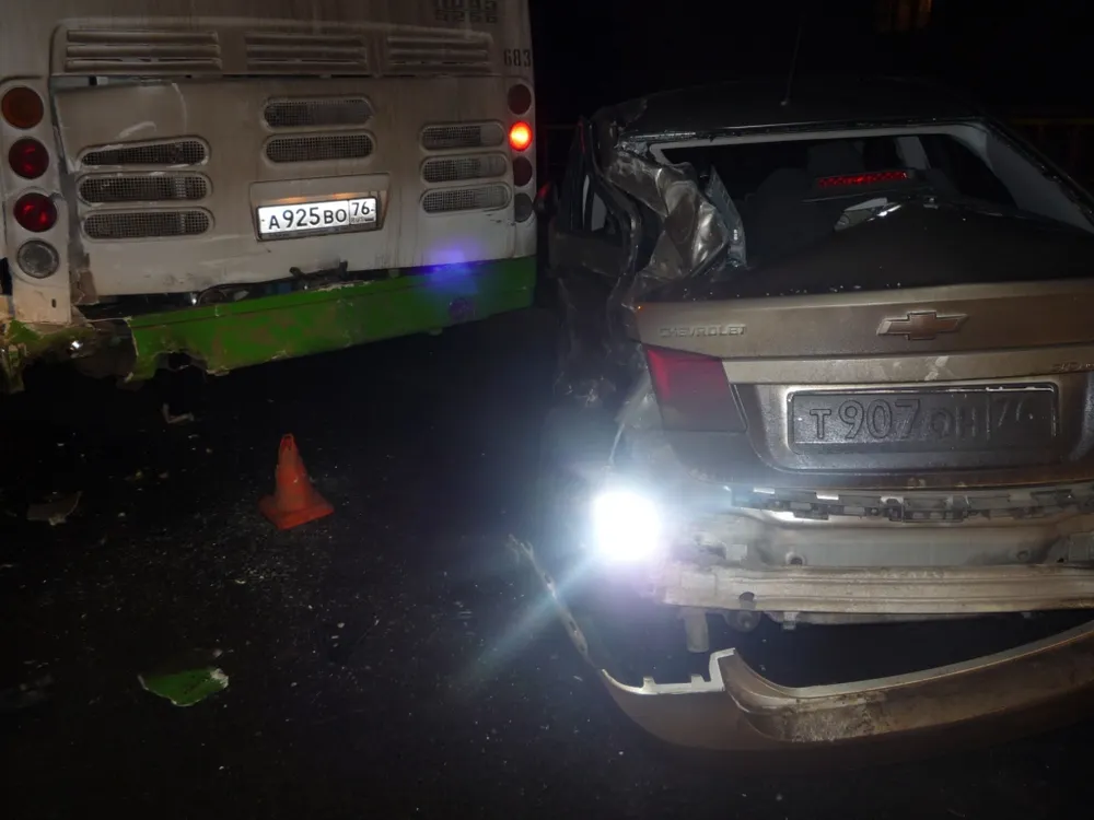 В Ярославле иномарка врезалась в автобус